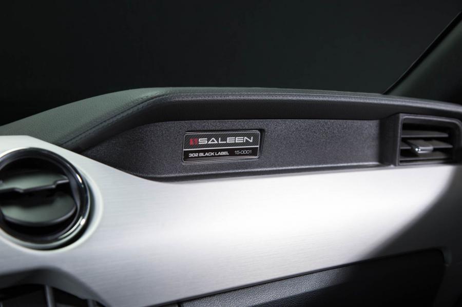 Детали интерьера Saleen S302 Mustang Black Label 2015 года  (фото 25 из 28)